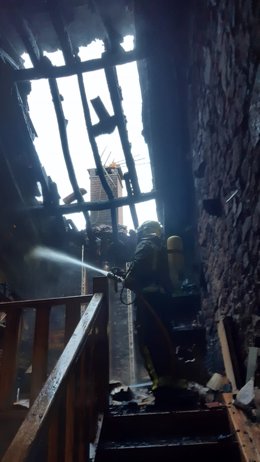 Bomberos sofocan un incendio en una vivienda de Valdeolea