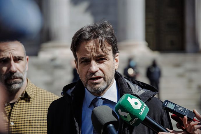 El presidente de Unidas Podemos-En Comú Podem-Galicia en Común, Jaume Asens, interviene ante los medios de comunicación frente al Congreso de los Diputados tras la reunión con la familia de José Couso, a 6 de abril de 2022, en Madrid (España).
