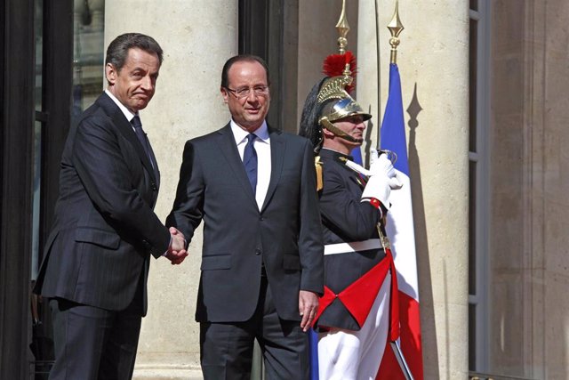 Archivo - Nicolas Sarkozy y François Hollande se estrechan la mano en el Elíseo