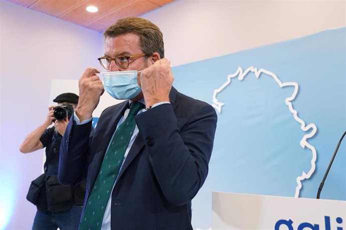 El presidente nacional del Partido Popular y del PPdeG, Alberto Núñez Feijóo, se quita la mascarilla para presidir la reunión de la Junta Directiva del PP de Galicia, en el Hotel Eurostars San Lázaro, a 18 de abril de 2022, en Santiago de Compostela, A 