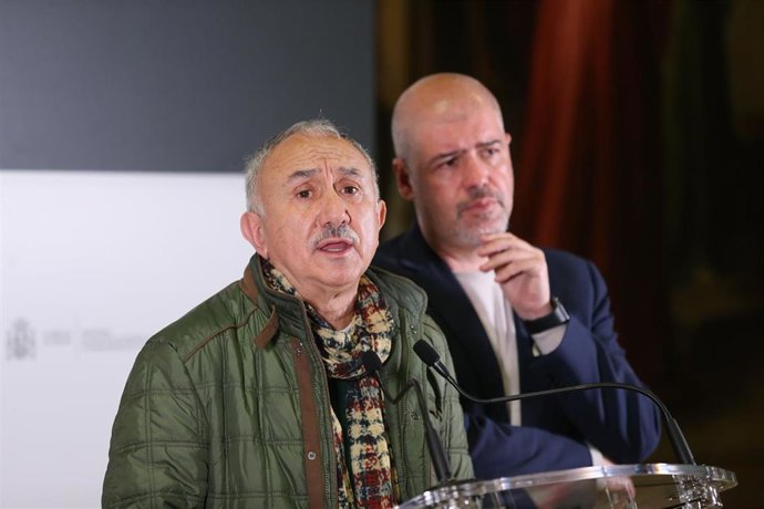 El secretario general de UGT, Pepe Álvarez (i), y el secretario general de CCOO, Unai Sordo (d). 