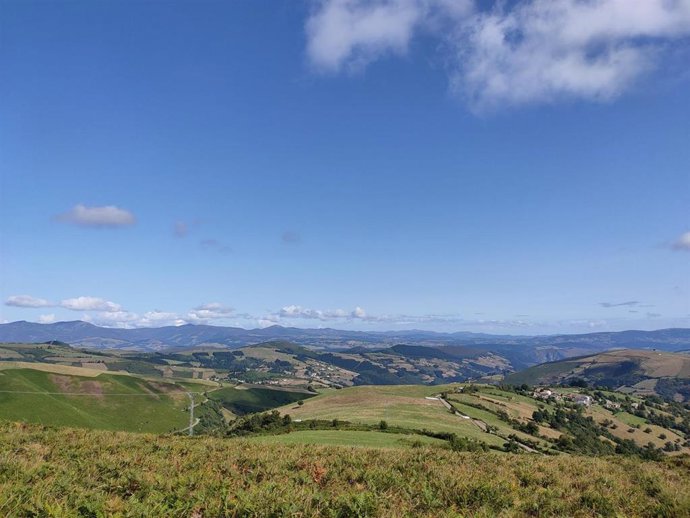 Archivo - Naturaleza, medio rural, ruta, subida al Acebo en Cangas del Narcea, montes.