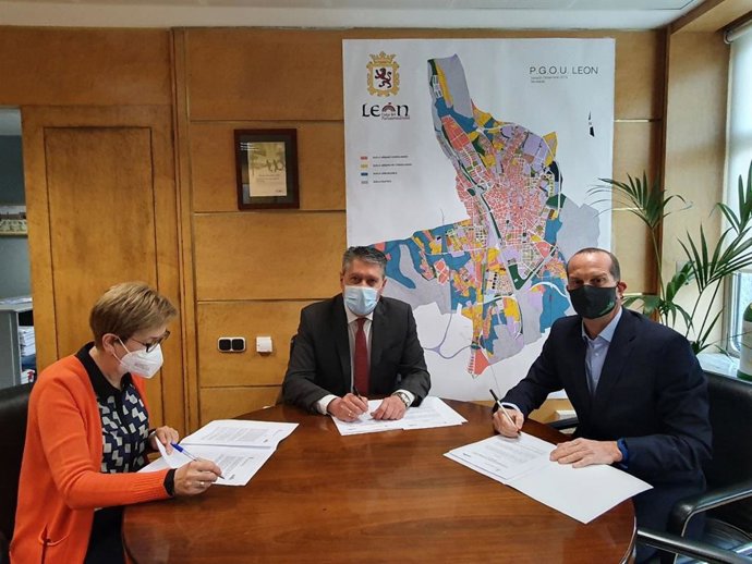 El concejal de Desarrollo Urbano del Ayuntamiento de León, Luis Miguel García Copete, -centro- junto al director de Gestión Local y Autonómica de Ecoembes, Angel Hervella, en presencia de la secretaria general del Ayuntamiento, Carmen Jaén.