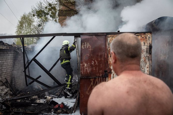 Incendi a causa d'uns projectils russos a Khrkiv