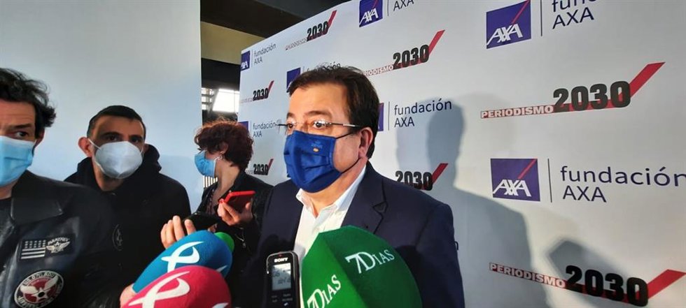 El presidente de la Junta, Guillermo Fernández Vara, atiende a los medios en badajoz