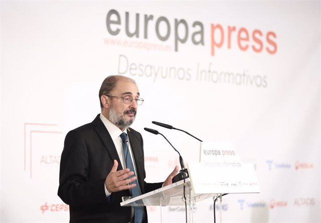 El presidente del Gobierno de Aragón, Francisco Javier Lambán, interviene en un desayuno informativo de Europa Press, en el Hotel Rosewood Villa Magna, a 19 de abril de 2022, en Madrid (España).