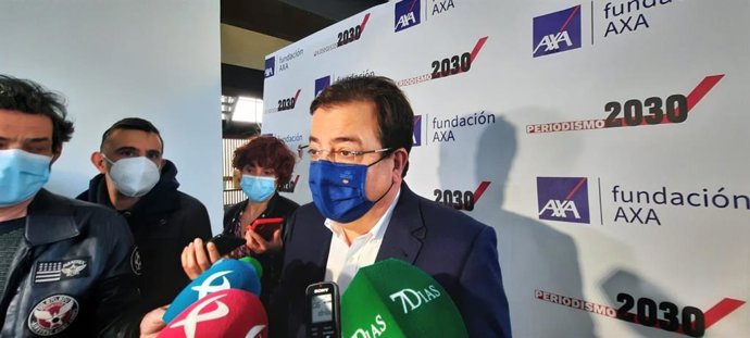 El presidente de la Junta de Extremadura, Guillermo Fernández Vara, atiende a los medios en Badajoz