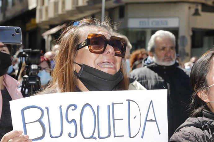 Varios familiares y allegados de los pescadores naufragados en Terranova (Canadá) se manifiestan, en La Alameda Rosalía de Castro, a 3 de abril de 2022, en Marín, Pontevedra, Galicia, (España). 