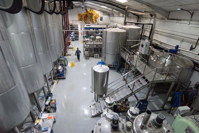 Vista general de la fábrica y los tanques de cervezas La Cibeles, a 25 de marzo de 2022, en Madrid (España).