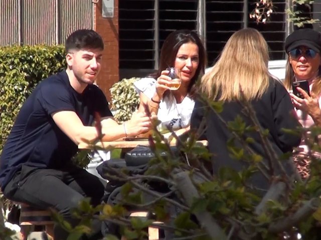 Olga Moreno, en una terraza con Rocío Flores, Manuel Bedmar y una amiga