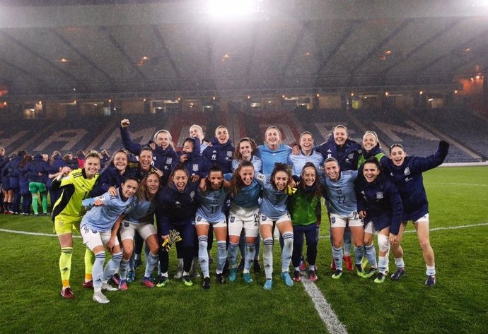 Las jugadoras de la selección femenina de fútbol celebran su clasificación para el Mundial de 2023