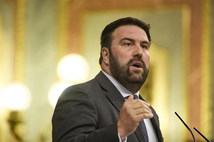 Archivo - El diputado de EH Bildu, Jon Iñarritu, interviene una sesión plenaria en el Congreso de los Diputados