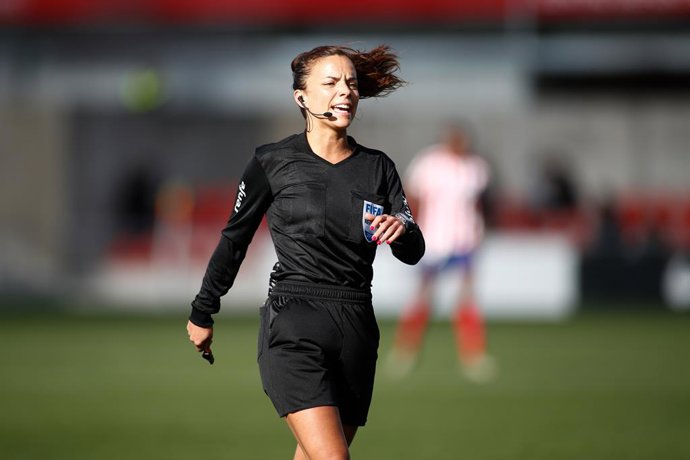 Archivo - Marta Huerta de Aza, referee of the match, during the spanish women league football match played between Atletico de Madrid Femenino and CD Tacon at Ciudad Deportiva Wanda on December 21, 2019 in Alcala de Henares, Spain.
