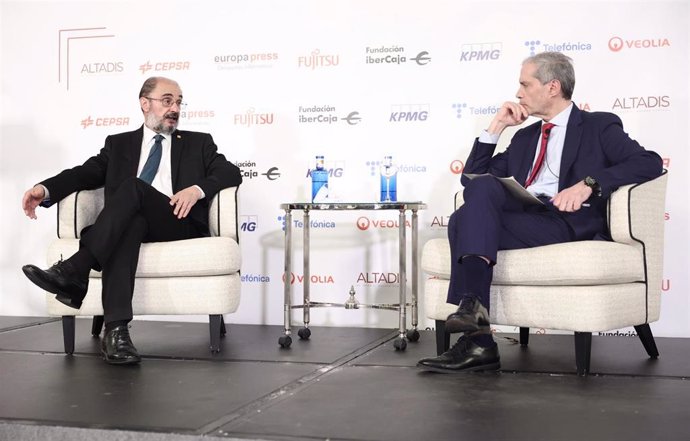 El director de Europa Press, Javier García (i), y el presidente del Gobierno de Aragón, Francisco Javier Lambán, en un desayuno informativo de Europa Press, en el Hotel Rosewood Villa Magna, a 19 de abril de 2022, en Madrid (España).