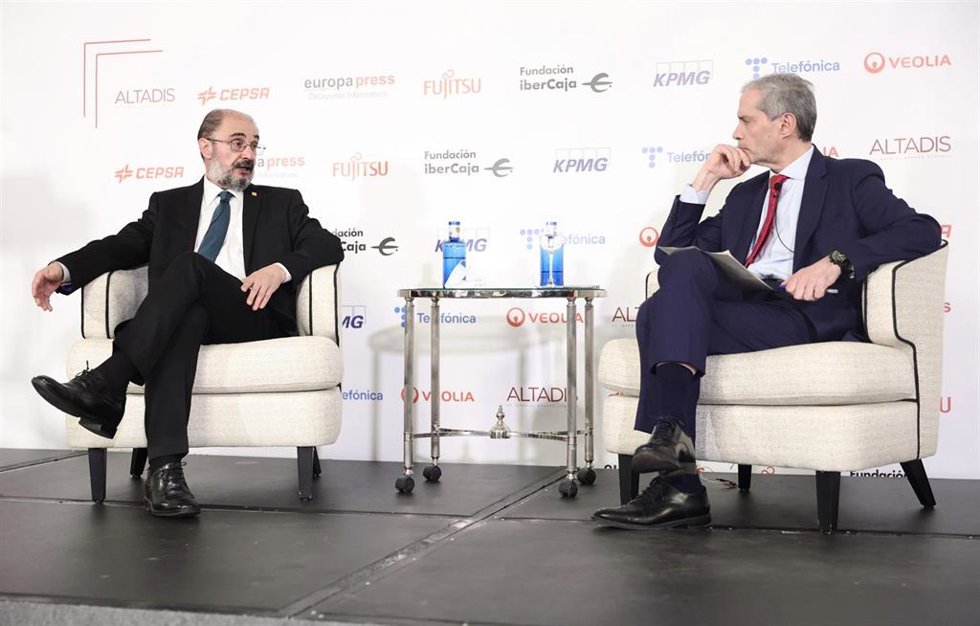 El director de Europa Press, Javier García (i), y el presidente del Gobierno de Aragón, Francisco Javier Lambán, en un desayuno informativo de Europa Press, en el Hotel Rosewood Villa Magna, a 19 de abril de 2022, en Madrid (España).