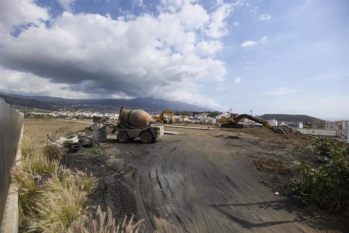 Archivo - Una hormigonera trabaja, en la urbanización del terreno, para instalar las casas modulares, para los desalojados por el volcán, en Los Llanos de Aridane, a 26 de febrero de 2022, en La Palma, Canarias, (España). 