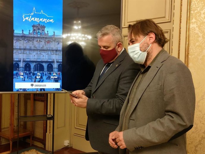 El presidente de la Junta de Semana Santa de Salamanca, Francisco Hernández (i), y el concejal de Turismo, Fernando Castaño (d).