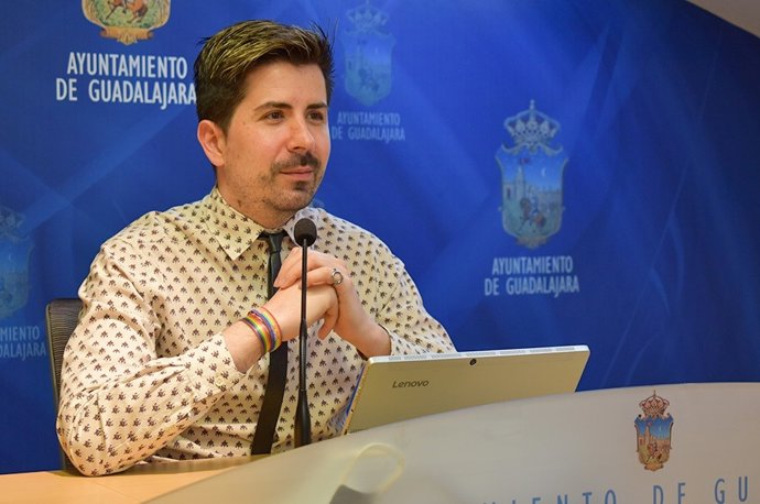 El concejal de Bienestar Social de Guadalajara, Ignacio de la Iglesia, en rueda de prensa.