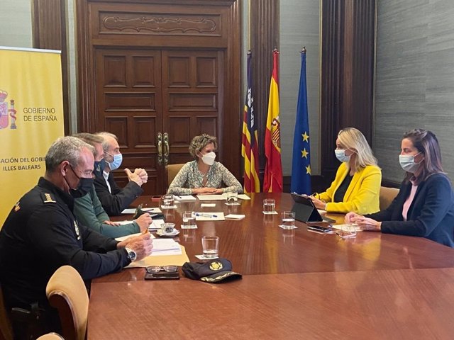 La delegada del Gobierno en Baleares, Aina Calvo, y la presidenta de la FEHM, María Frontera, en una reunión en la Delegación del Gobierno.