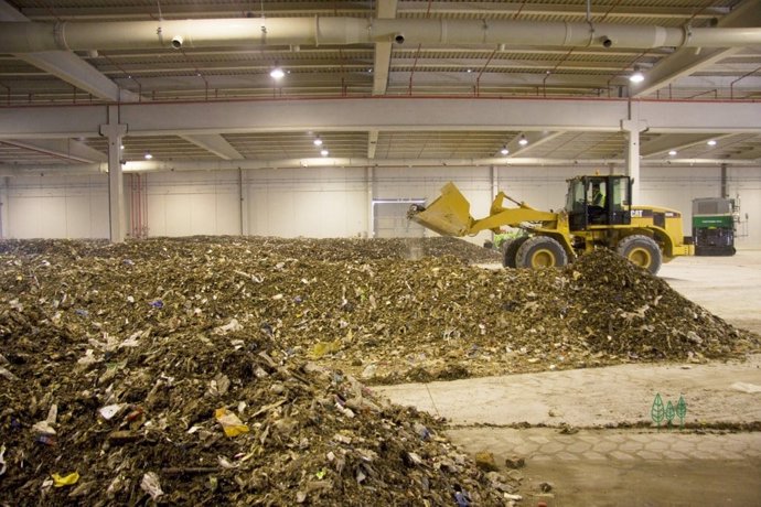 Archivo - El compost generado en las zonas verdes  se trata en el CTRUZ