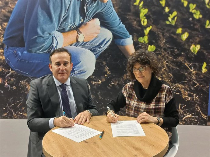 El director de AgroBank, Sergio Gutiérrez,  y la vicerectora de Investigación y Transferencia de la Universitat de Lleida (UdL), Olga Martín