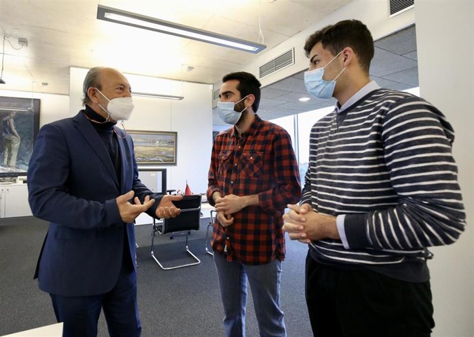 El consejero de Industria, Javier López Marcano, y los represnetantes del Consejo de Estudiantes de la UC, en la reunión.