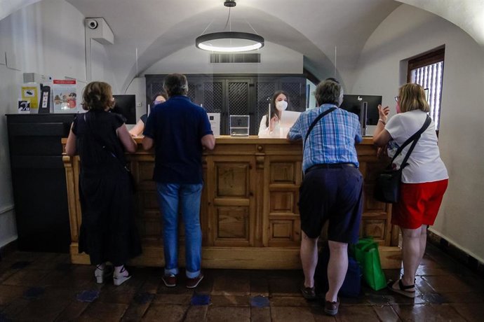 Archivo - Recepción de un hotel 