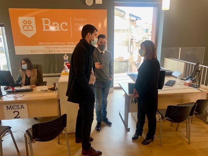 El alcalde de Burgos, Daniel de la Rosa, junto al concejal de Hacienda, David Jurado, visitando las nuevas instalaciones municipales de Gamonal.