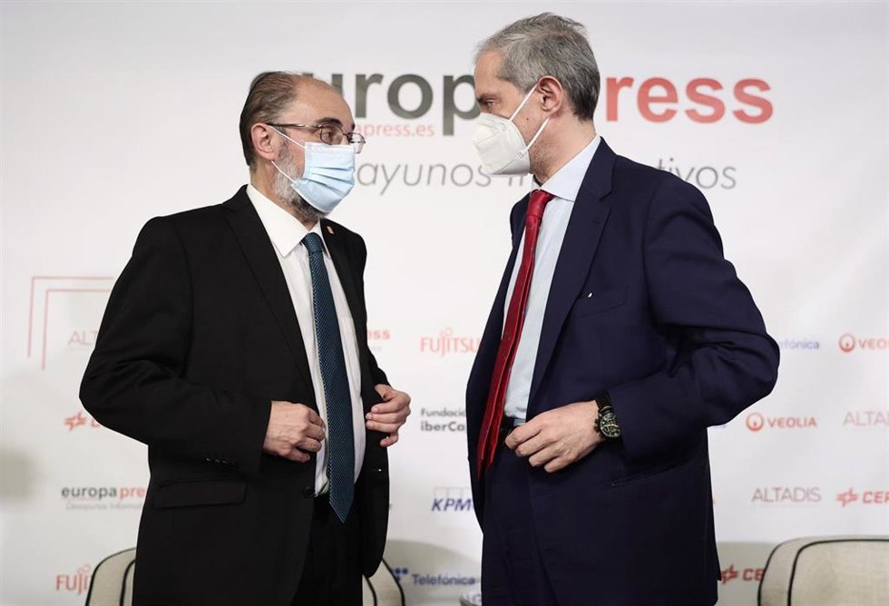 El presidente del Gobierno de Aragón, Javier Lambán, y el director de Europa Press, Javier García, conversan en un desayuno informativo de Europa Press, en Madrid.