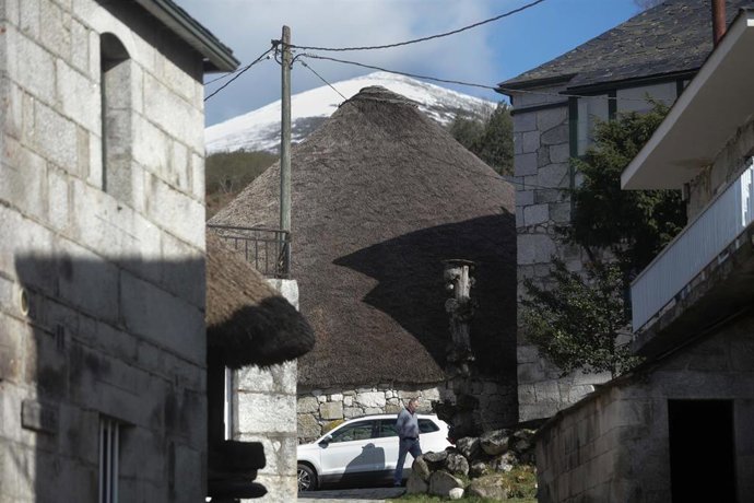 Varias casas ubicadas en la Sierra de Ancares, a 3 de abril de 2022, en Cervantes, Lugo, Galicia (España). Un frente frío polar ártico entró en Galicia el 31 de marzo dejando fuertes nevadas y temperaturas bajo cero que han provocado precipitaciones en 