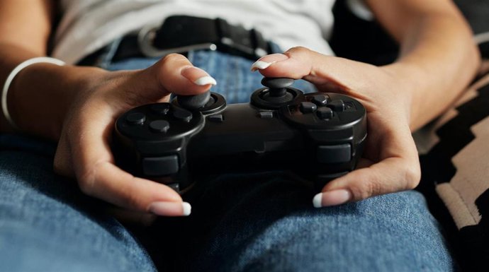 Una mujer jugando a la consola