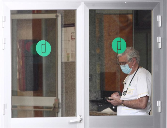 Archivo - Un miembro del personal sanitario protegido con mascarilla