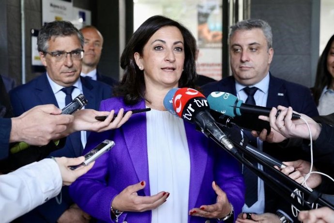 La presidenta del Gobierno de La RIoja, Concha Andreu, responde a los medios de comunicación tras visitar YMCA