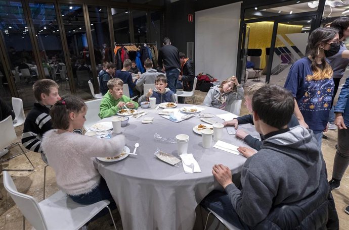 Niños refugiados ucranianos en un comedor en el Hotel Novotel, a 30 de marzo de 2022, en Madrid (España). 
