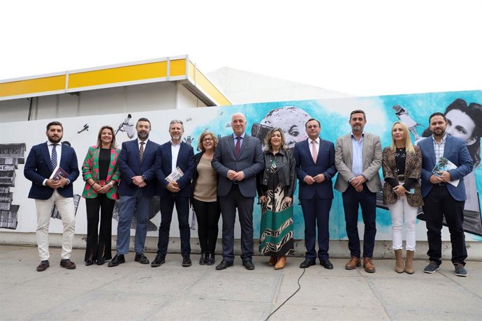 El presidente de la Diputación de Córdoba, Antonio Ruiz (centro), en la inauguración de la actividad 'Quiero ser libro'.