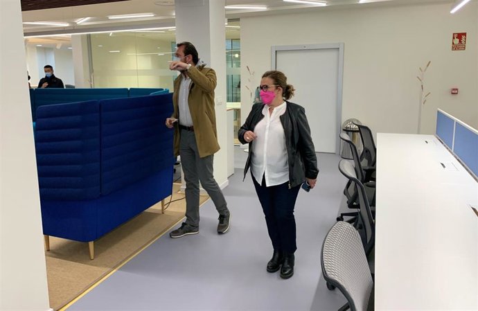 El alcalde de Valladolid, junto a la concejal de Innovación, Charo Chávez, en la Agencia de Innovación.