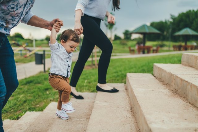 El calzado infantil minimalista aumenta la inestabilidad y las caídas en  los primeros pasos del niño