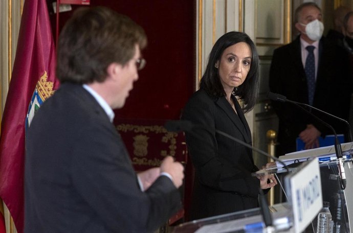 Archivo - El alcalde de Madrid, José Luis Martínez-Almeida, y la delegada del Gobierno en la Comunidad Madrid, Mercedes González, comparecen tras una reunión de la Junta Local de Seguridad del Ayuntamiento de Madrid, en la Casa de la Villa.