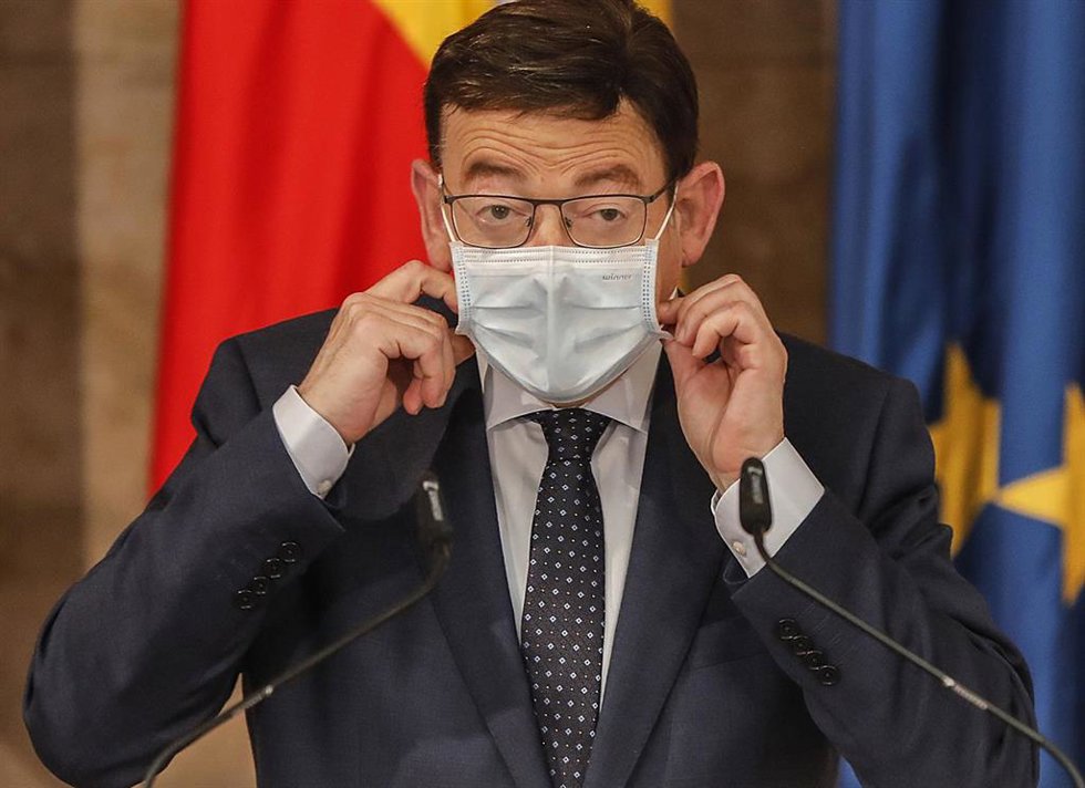 Archivo - El president de la Generalitat, Ximo Puig, se coloca la mascarilla en una imagen de archivo