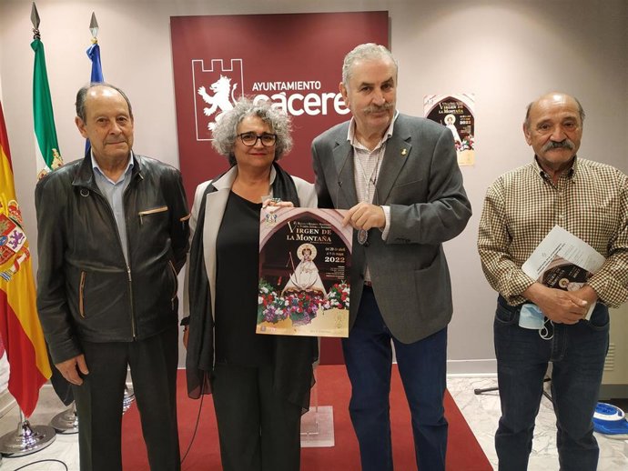 La primera teniente de alcalde de Cáceres, María José Pulido, junto al presidente de la Cofradía de la Virgen de la Montaña, Juan Carlos Fernández Rincón, y otros miembros de la cofradía