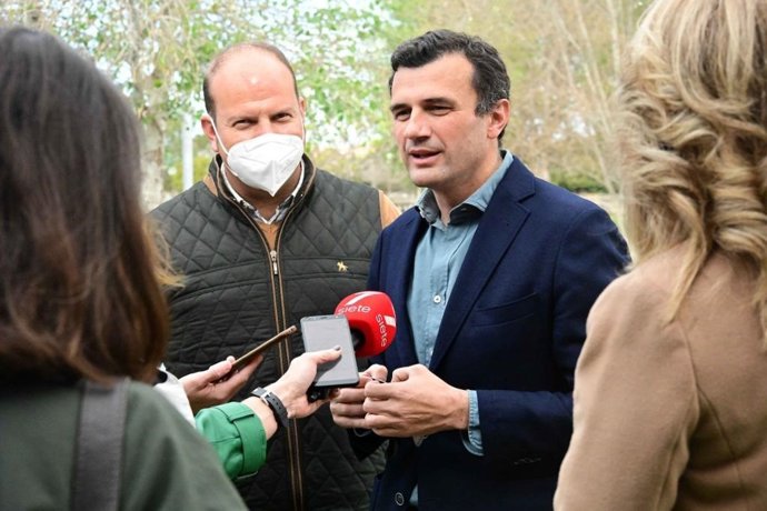 Bruno García atiende a los periodistas