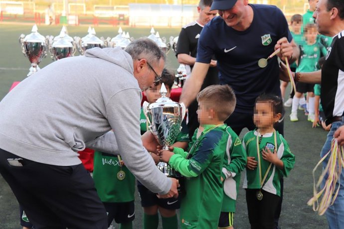 El concejal de Deportes, Rubén Antoñanzas, entrega trofeos del torneo Laurus