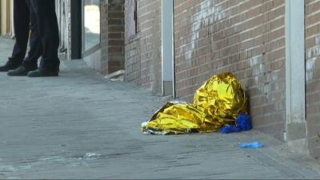 El cadáver de la mujer que se tiró de un sexto piso tras apuñalar a su vecina en Carabanchel