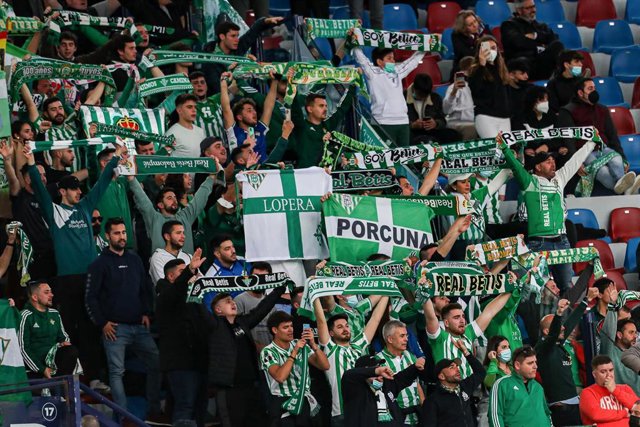 Archivo - Aficionados del Real Betis en un encuentro de Liga disputado en el Benito Villamarín