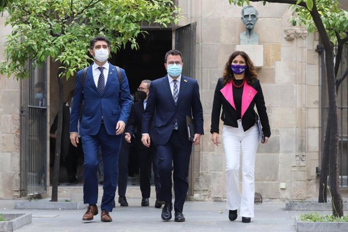 El vicepresidente de la Generalitat, Jordi Puigneró, el presidente, Pere Aragons, y la consellera de Presidencia, Laura Vilagr.
