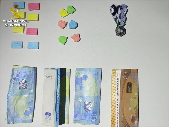 Detenidos por la presunta venta de droga al menudeo en las inmediaciones de una discoteca de Almoradí