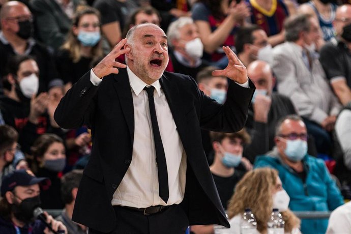 El entrenador del Real Madrid, Pablo Laso, durante el partido ante el Bara de Liga Endesa 2021-2022 en el Palau.