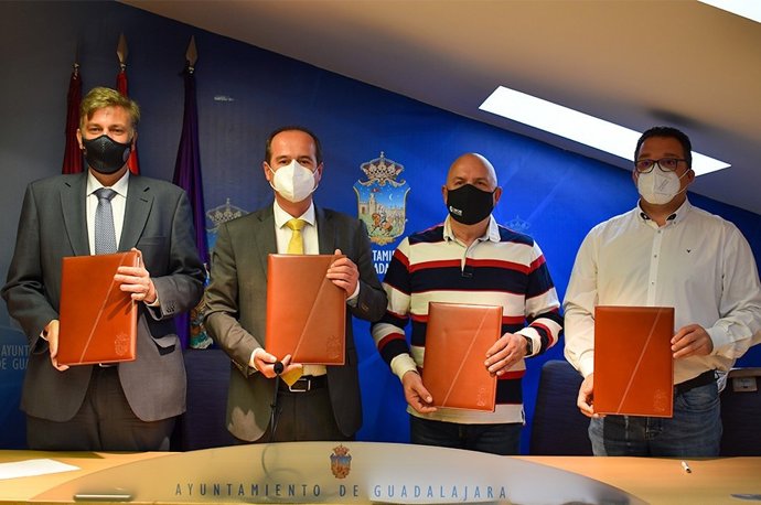 Ayuntamiento de Guadalajara ha firmado este martes con la asociaciones Fedeco y FCG un convenio de apoyo al comercio local.