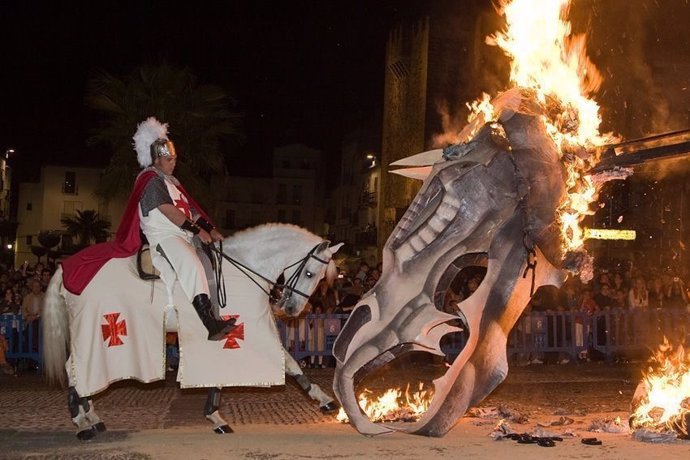 Archivo - Imagen de San Jorge y la quema del dragón en una foto de archivo