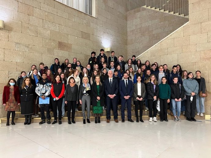Hermoso de Mendoza recibe al alcalde de Dax y a los estudiantes de la ciudad hermanada que se encuentran de intercambio en Logroño